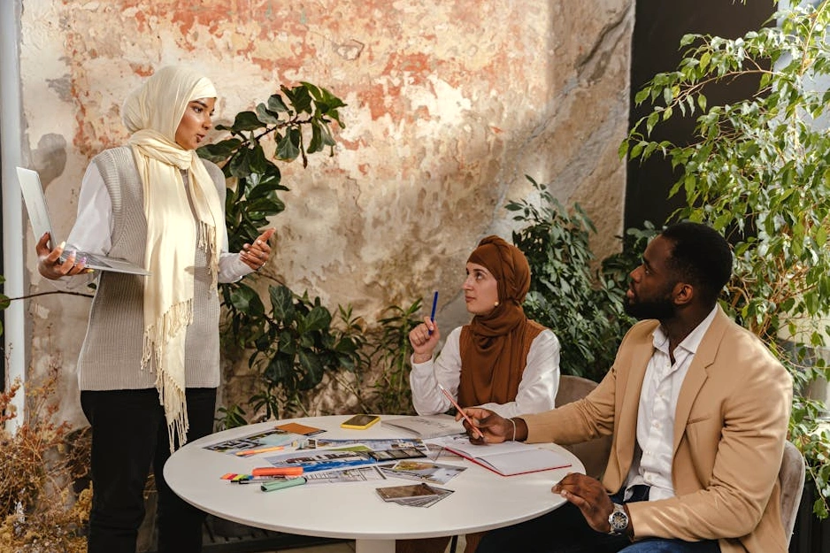 Tým expertů na ESG diskutuje nad strategickým plánem v moderní zasedací místnosti s výhledem na přírodu.